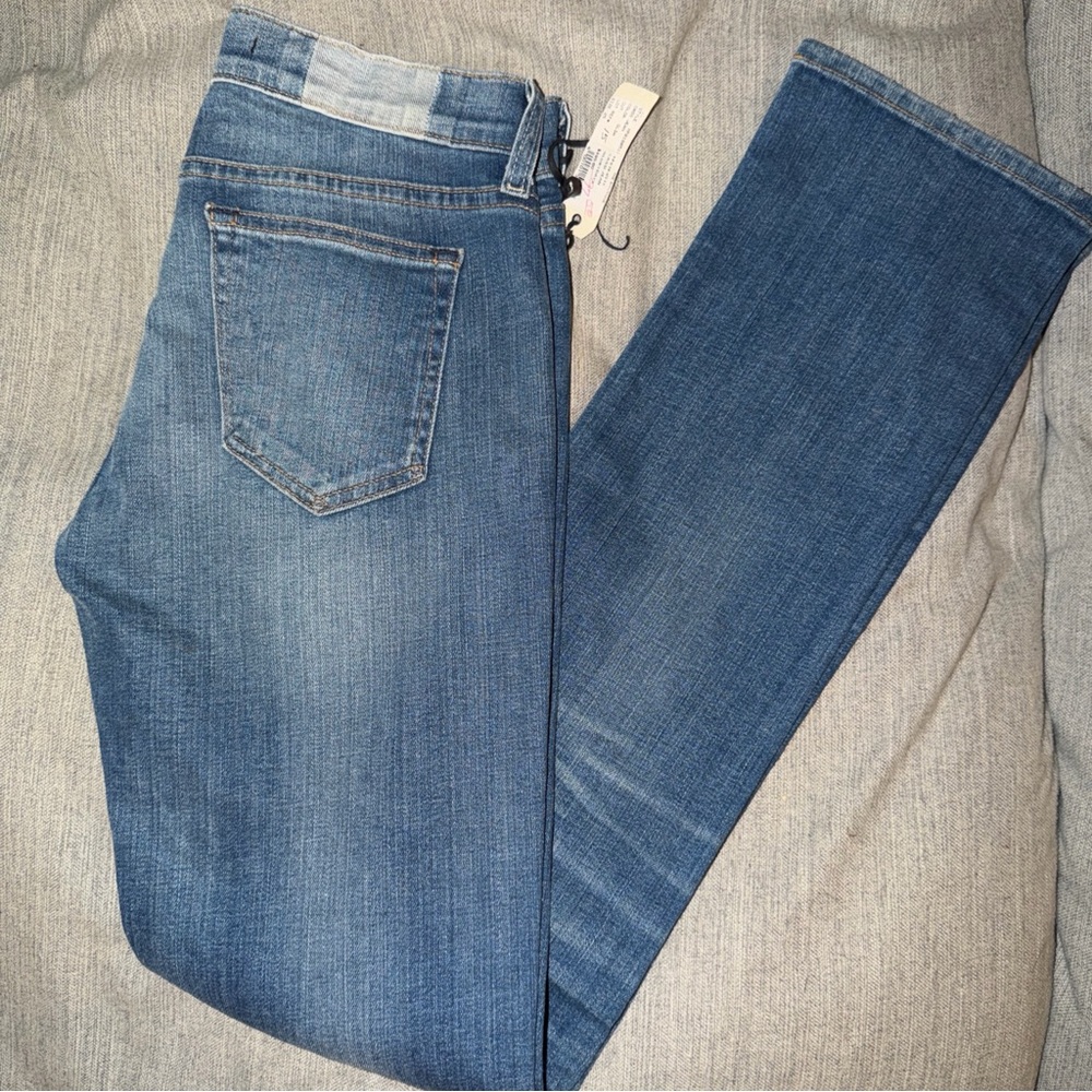 NWT TEXTILE Elizabeth and James “Cass” Blue Straight Leg Jeans 25